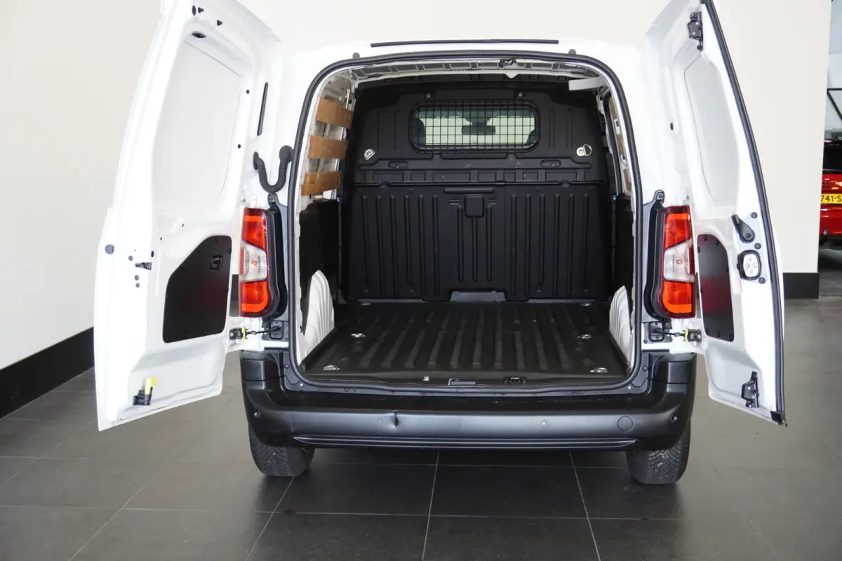 1.2 PureTech 110Pk Benzine - Airco - Navi - Cruise - € 12.499,- Excl.