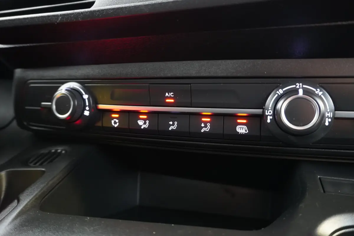 1.2 PureTech 110Pk Benzine - Airco - Navi - Cruise - € 12.499,- Excl.