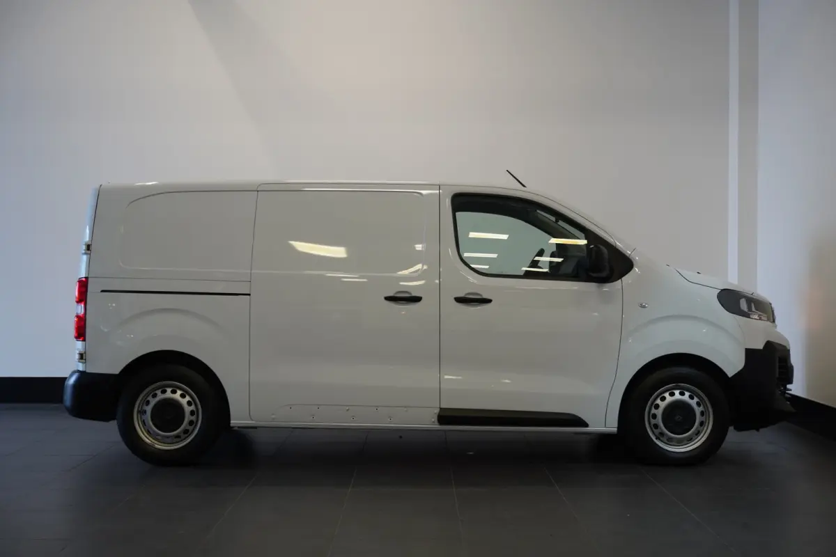 1.5 BlueHDi 120PK L2 EURO 6 - Airco - PDC - Cruise - € 21.950,- Excl.