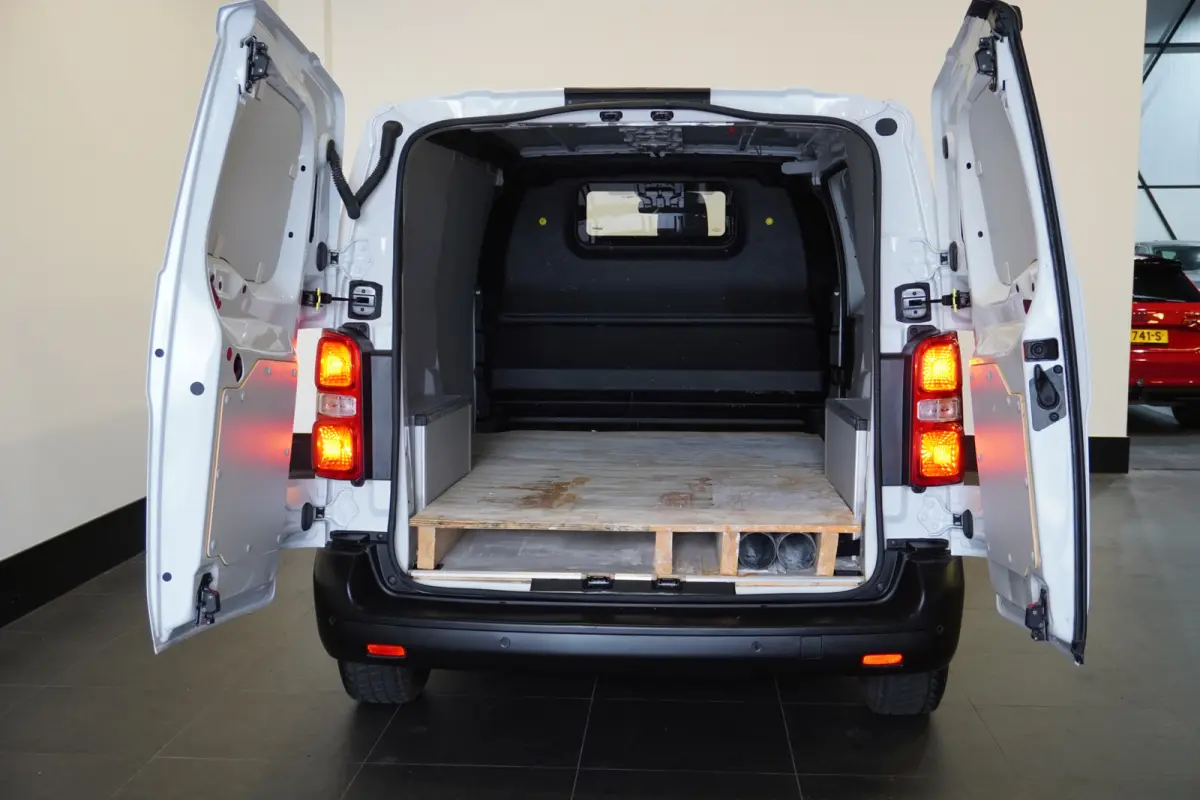 1.5 BlueHDi 120PK L2 EURO 6 - Airco - PDC - Cruise - € 21.950,- Excl.