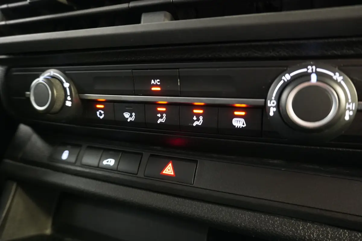 1.5 BlueHDi 120PK L2 EURO 6 - Airco - PDC - Cruise - € 21.950,- Excl.