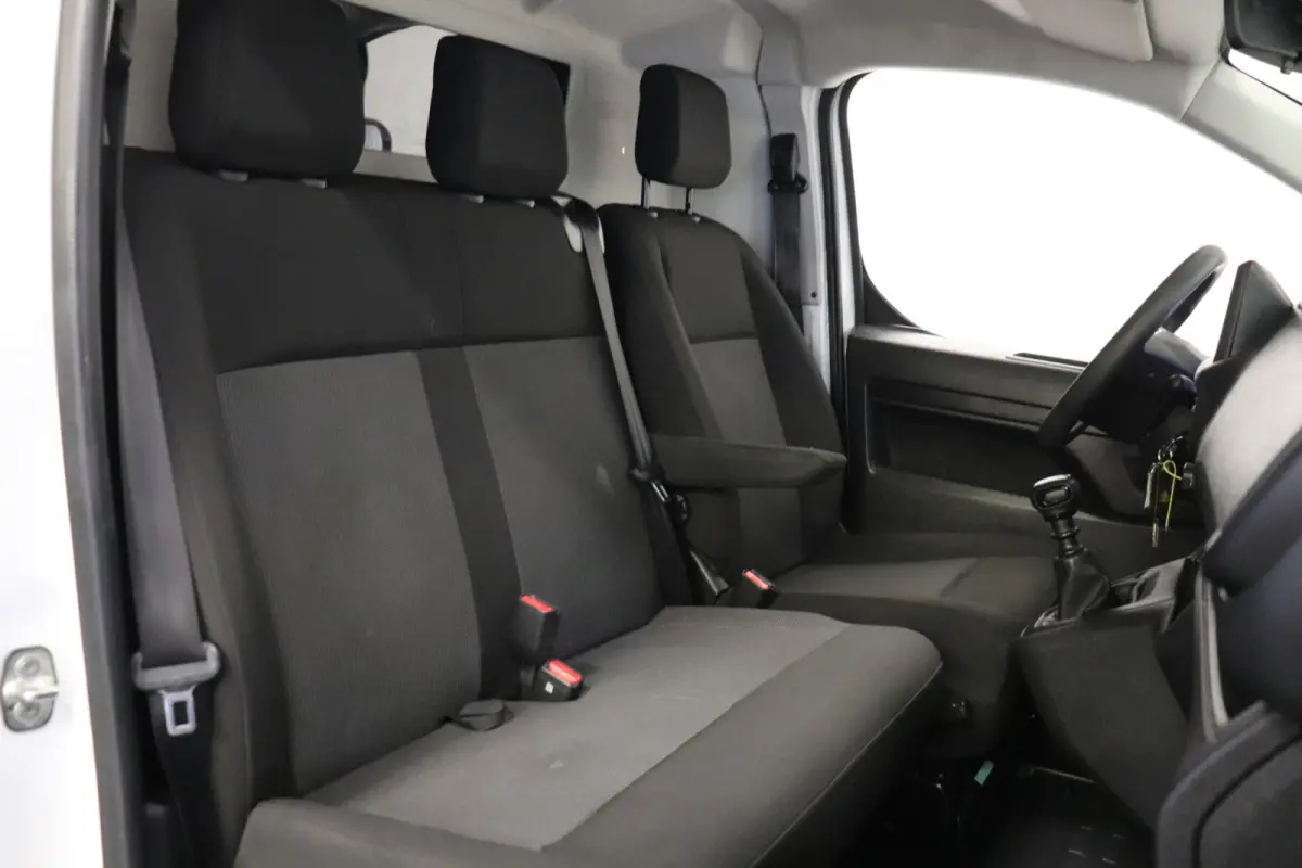 1.5 BlueHDi 120PK L2 EURO 6 - Airco - Cruise - PDC - € 21.950,- Excl.