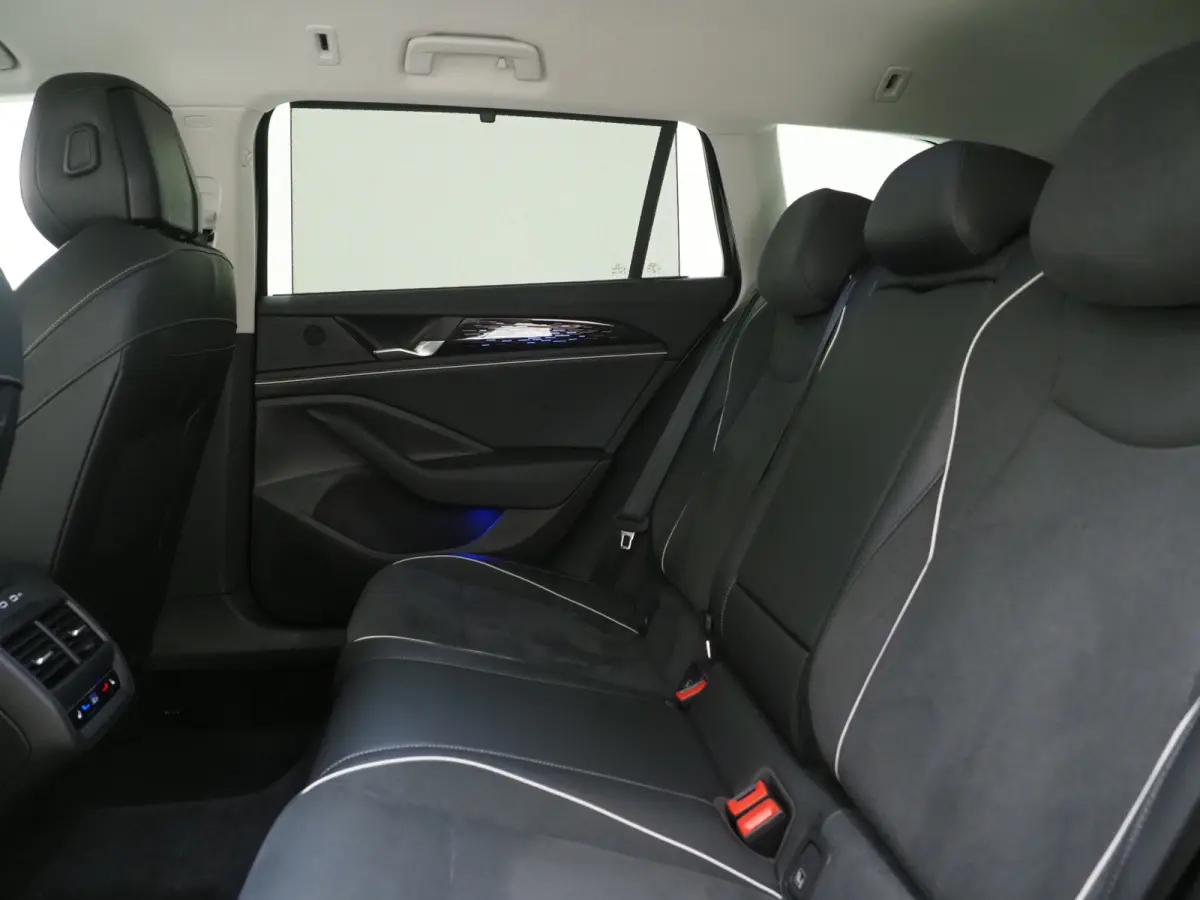 1.5 eHybrid 204PK | Leder/Alcantara | Massage | Stoelkoeling | Trekhaak | HUD | 360 | Keyless