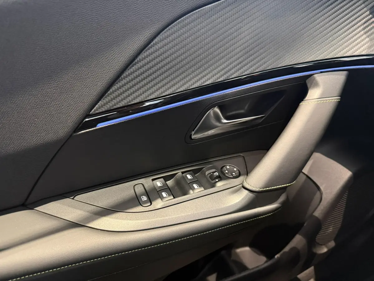 1.2 Hybrid 136 GT l Navi l Parkeersensoren l Camera l Apple carplay & Android auto l BINNENKORT OP VOORRAAD!!