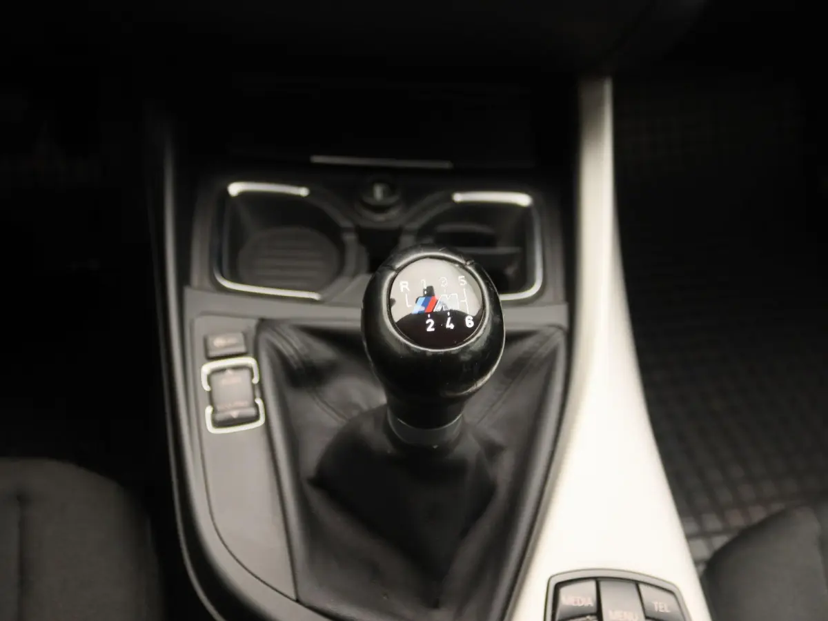 116i Centennial High Executive | Navigatie | Led Verlichting | Stoelverwarming | Climate Control |