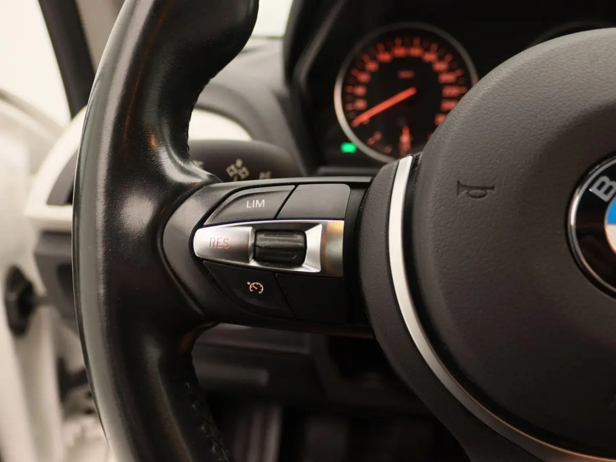 116i Centennial High Executive | Navigatie | Led Verlichting | Stoelverwarming | Climate Control |