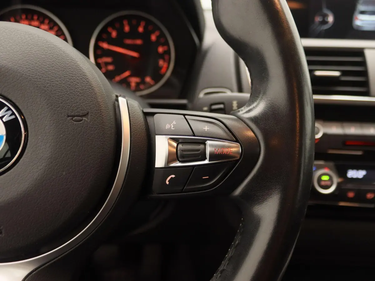 116i Centennial High Executive | Navigatie | Led Verlichting | Stoelverwarming | Climate Control |