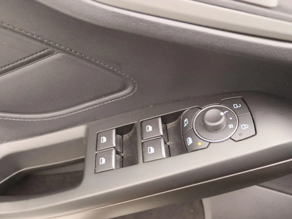 1.0 EcoBoost Hybrid Titanium Style | Apple Carplay/Android Auto | Winter Pakket | Camera | Led Verlichting | Cruise Control |