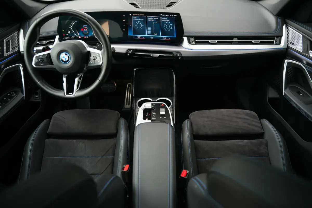 xDrive 25e 245 pk M-Sportpakket /Nieuw-Model/ BTW-Auto/ Pano-Dak/ Harman&Kardon/ Camera/ Sport-Stoelen/ Stoel.Verw/ Widescreen/ Memory/ 18''LMV