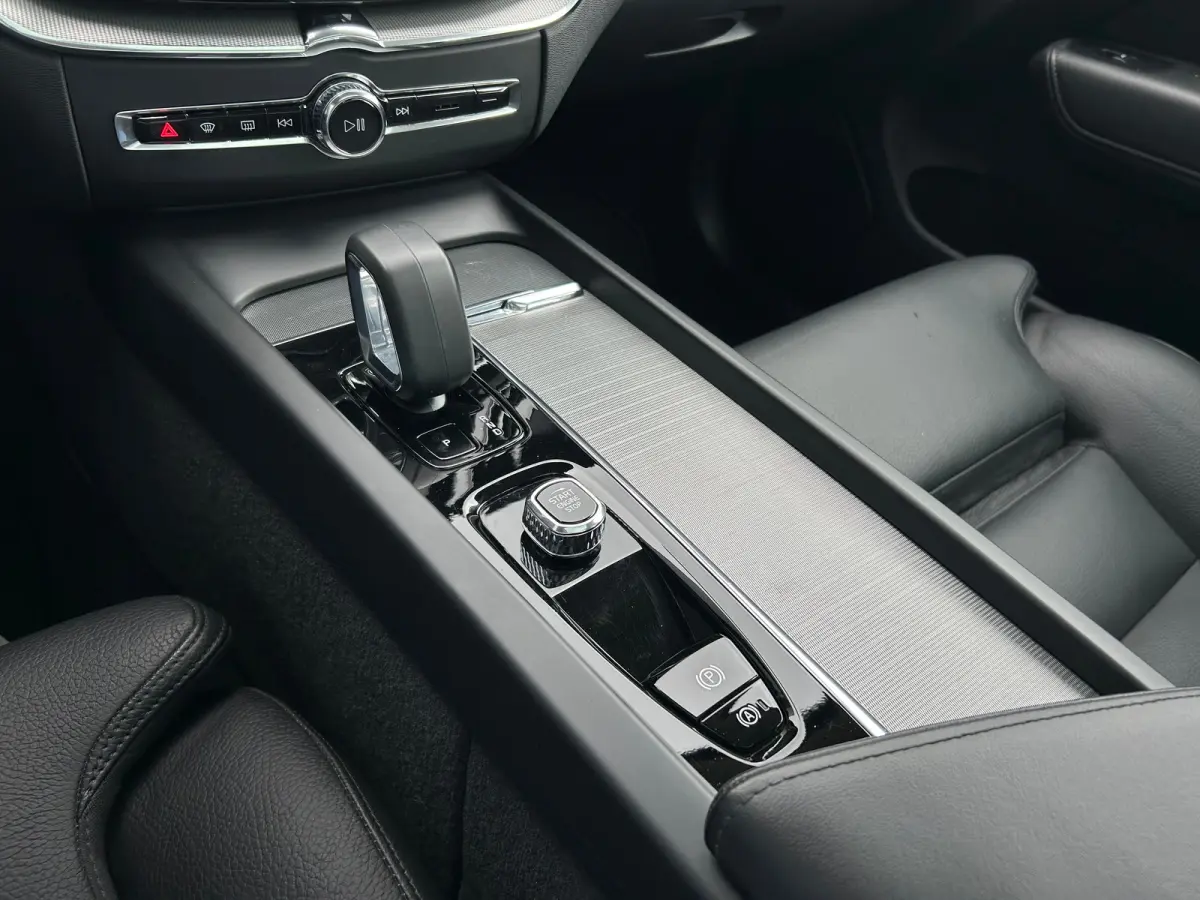 2.0 T6 Plug-in hybrid AWD Ultimate Dark | HU-Display | Harman/Kardon | Camera | Panoramadak |