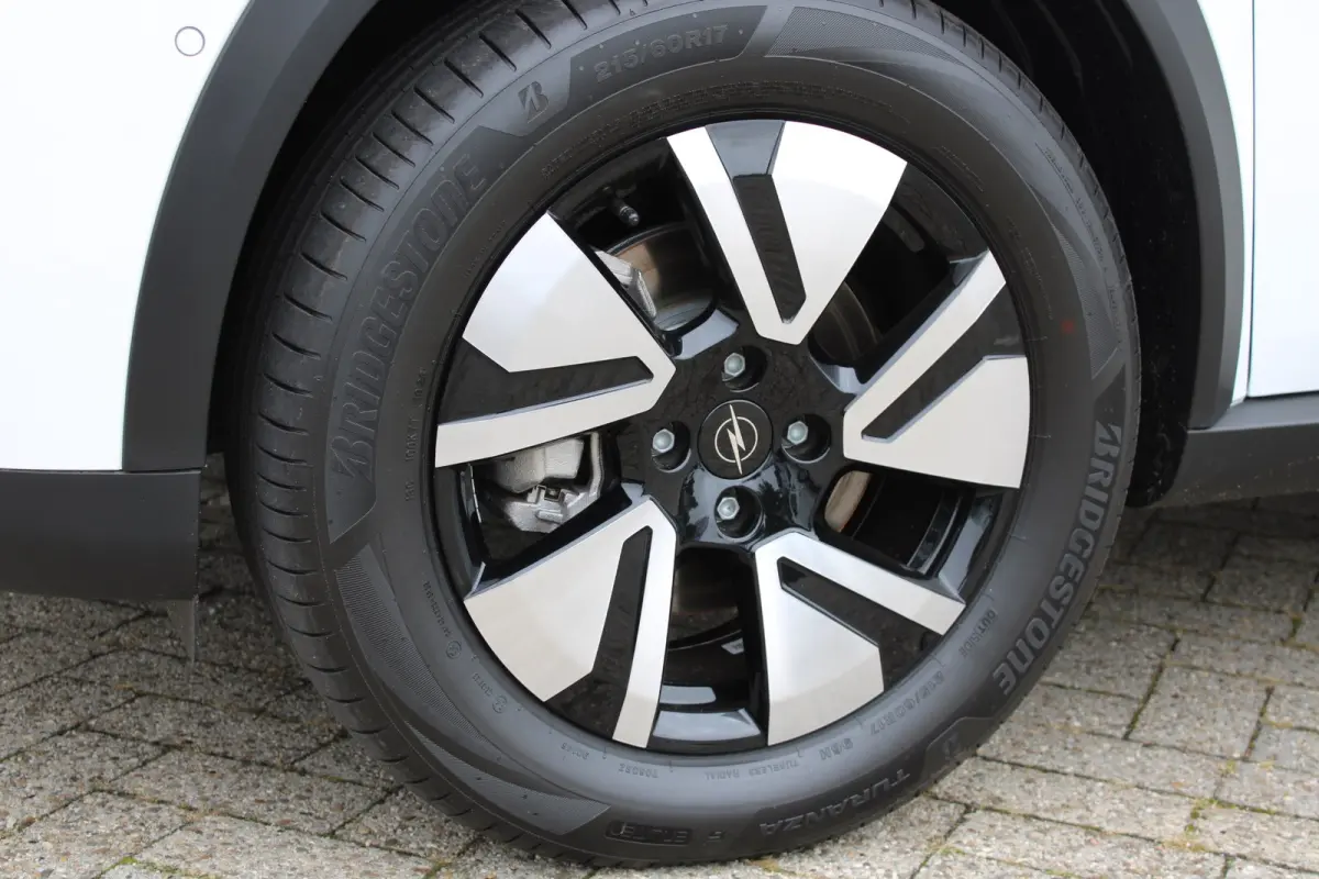 GS | 17" Lichtmetalen velgen in Zwart met 215/60 R17 banden | Achteruitrijcamera | Dode hoek waarschuwing
