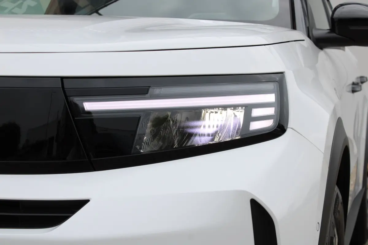 GS | 17" Lichtmetalen velgen in Zwart met 215/60 R17 banden | Achteruitrijcamera | Dode hoek waarschuwing