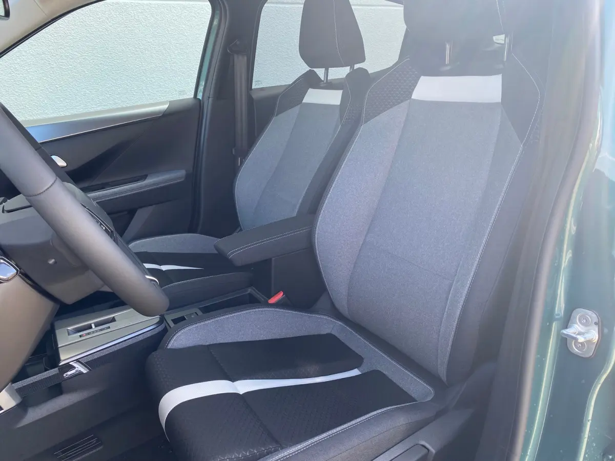 GS | 17" Lichtmetalen velgen in Zwart met 215/60 R17 banden | Achteruitrijcamera | Dode hoek waarschuwing