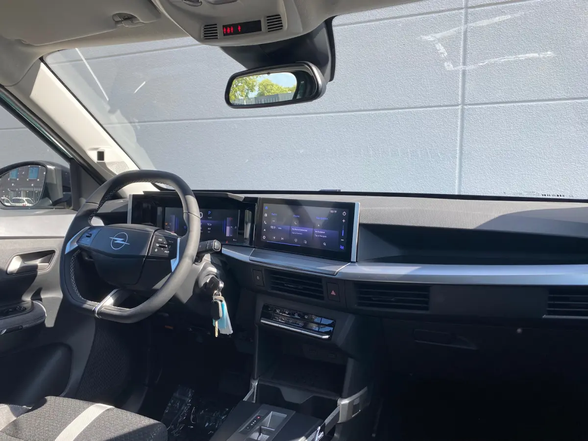 GS | 17" Lichtmetalen velgen in Zwart met 215/60 R17 banden | Achteruitrijcamera | Dode hoek waarschuwing