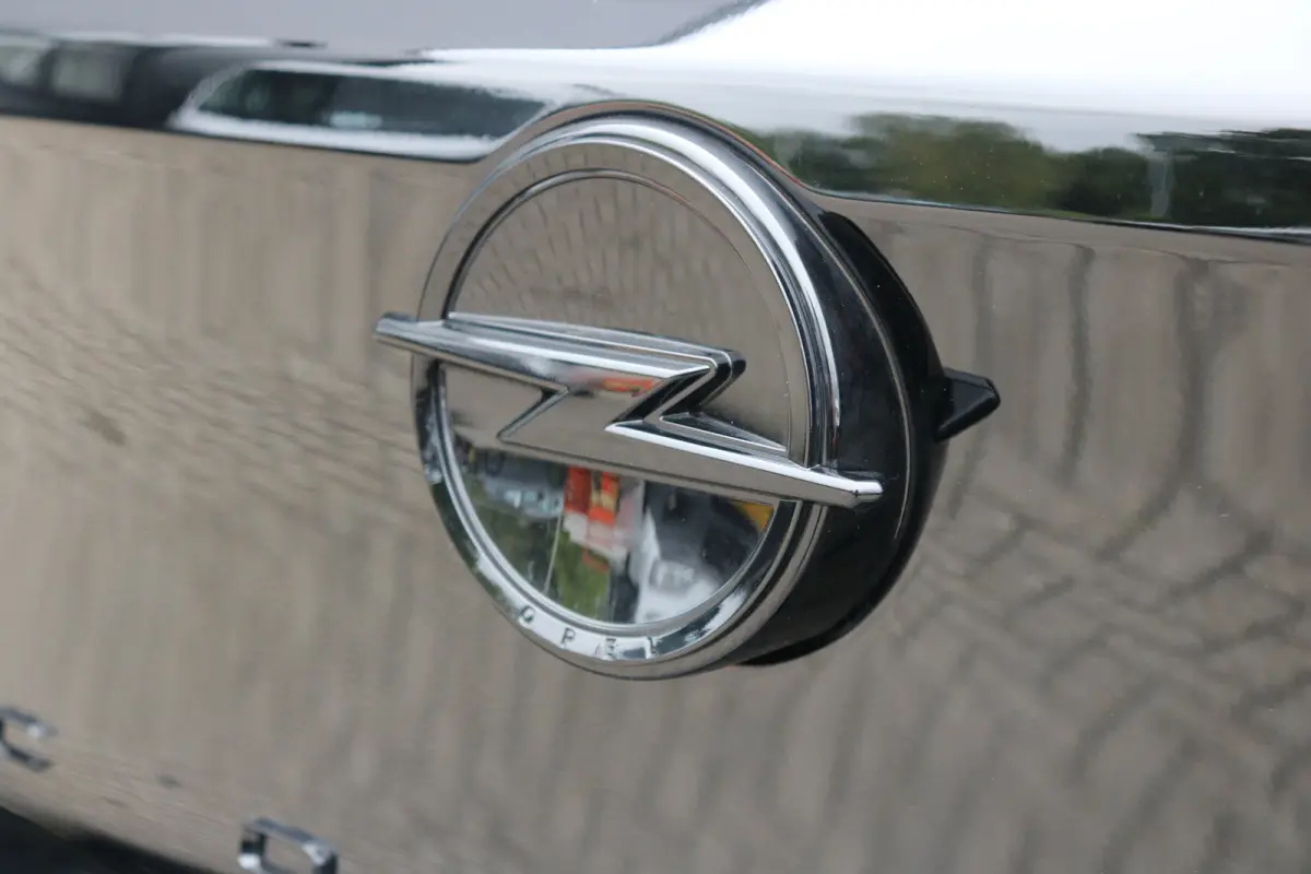 GS | Dode hoek waarschuwing | Infotainment pakket | LED koplampen met LED dagrijverlichting