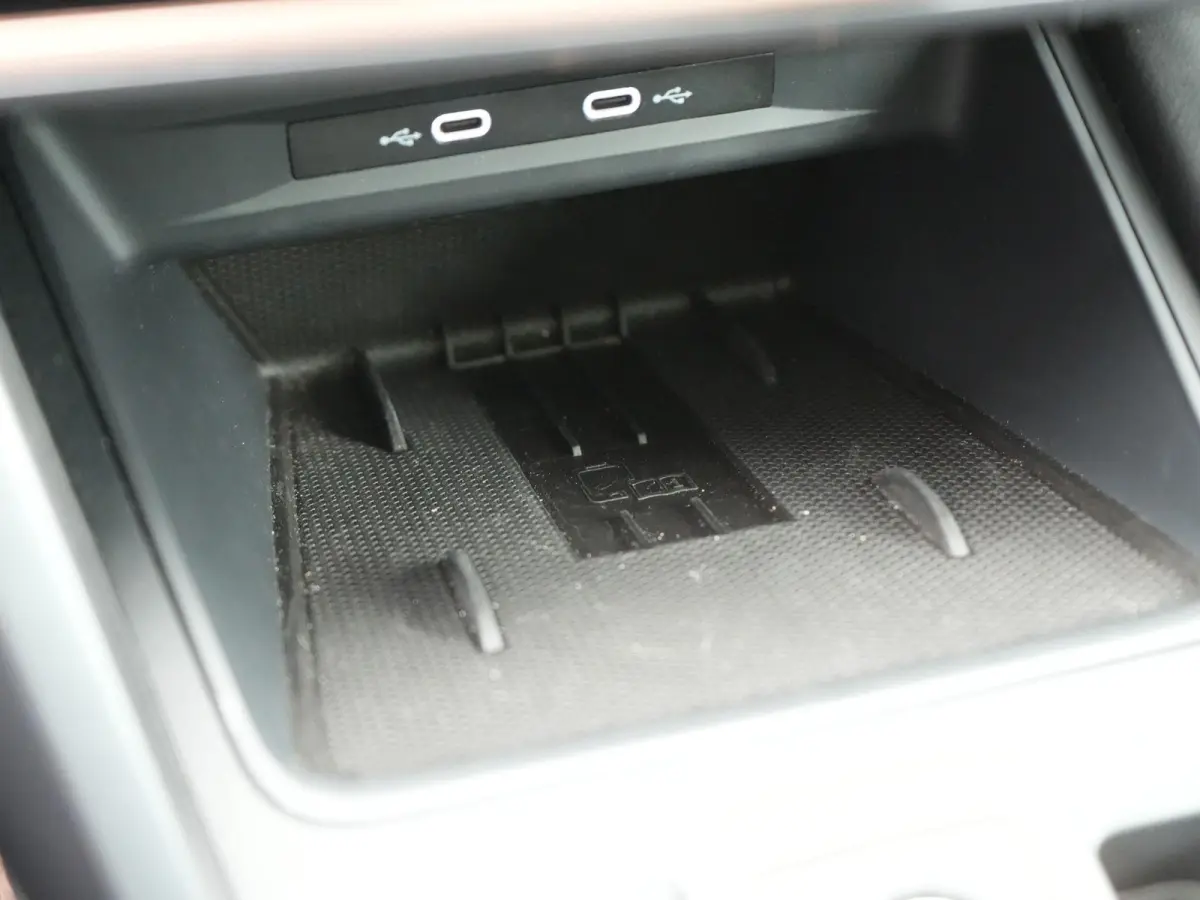 1.5 TSI e-Hybrid VZ Performance AUTOMAAT | PANORAMADAK | WEGKLAPBARE TREKHAAK | ADAPTIEVE CRUISE | SFEERVERLICHTING | ELEKTRISCHE STOEL | 272 PK | STOEL & STUURVERWARMING | CAMERA | NAVIGATI