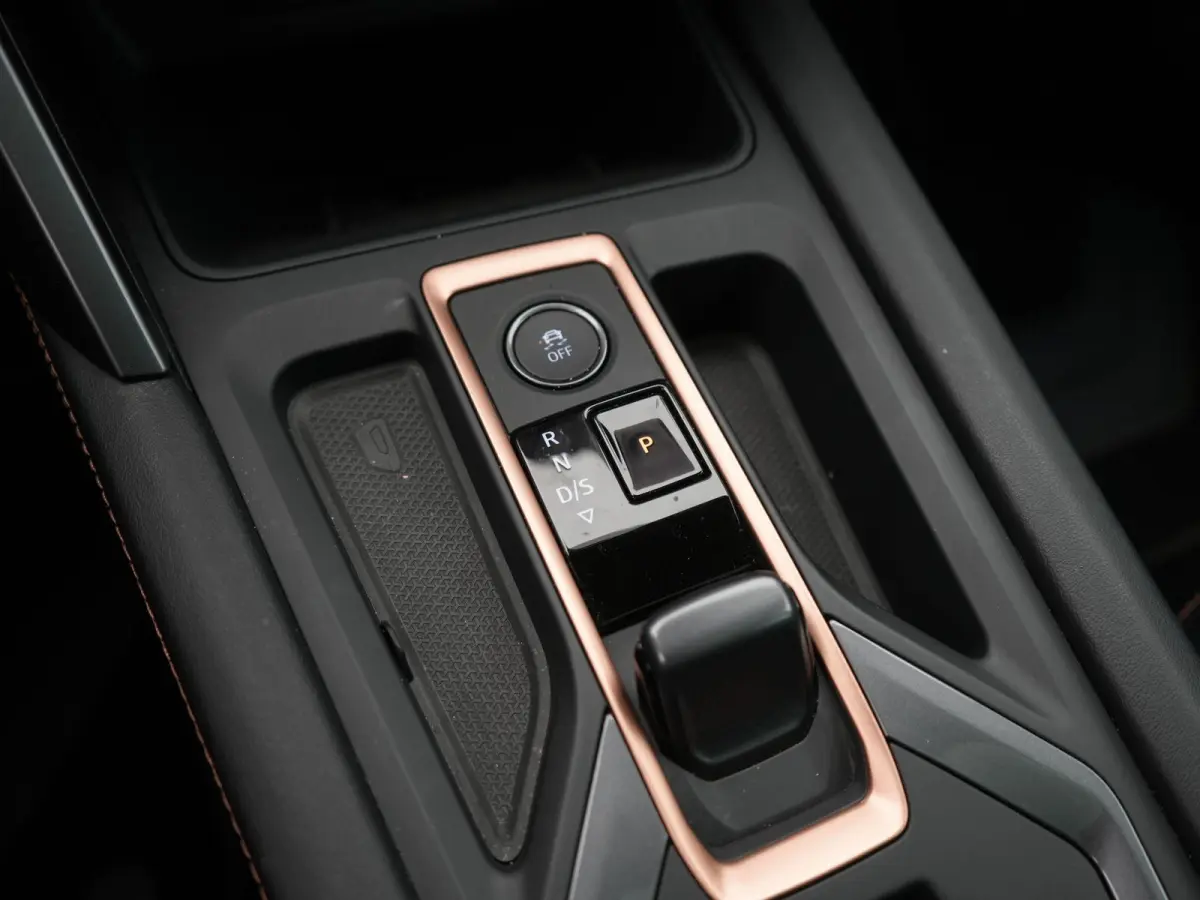 1.5 TSI e-Hybrid VZ Performance AUTOMAAT | PANORAMADAK | WEGKLAPBARE TREKHAAK | ADAPTIEVE CRUISE | SFEERVERLICHTING | ELEKTRISCHE STOEL | 272 PK | STOEL & STUURVERWARMING | CAMERA | NAVIGATI