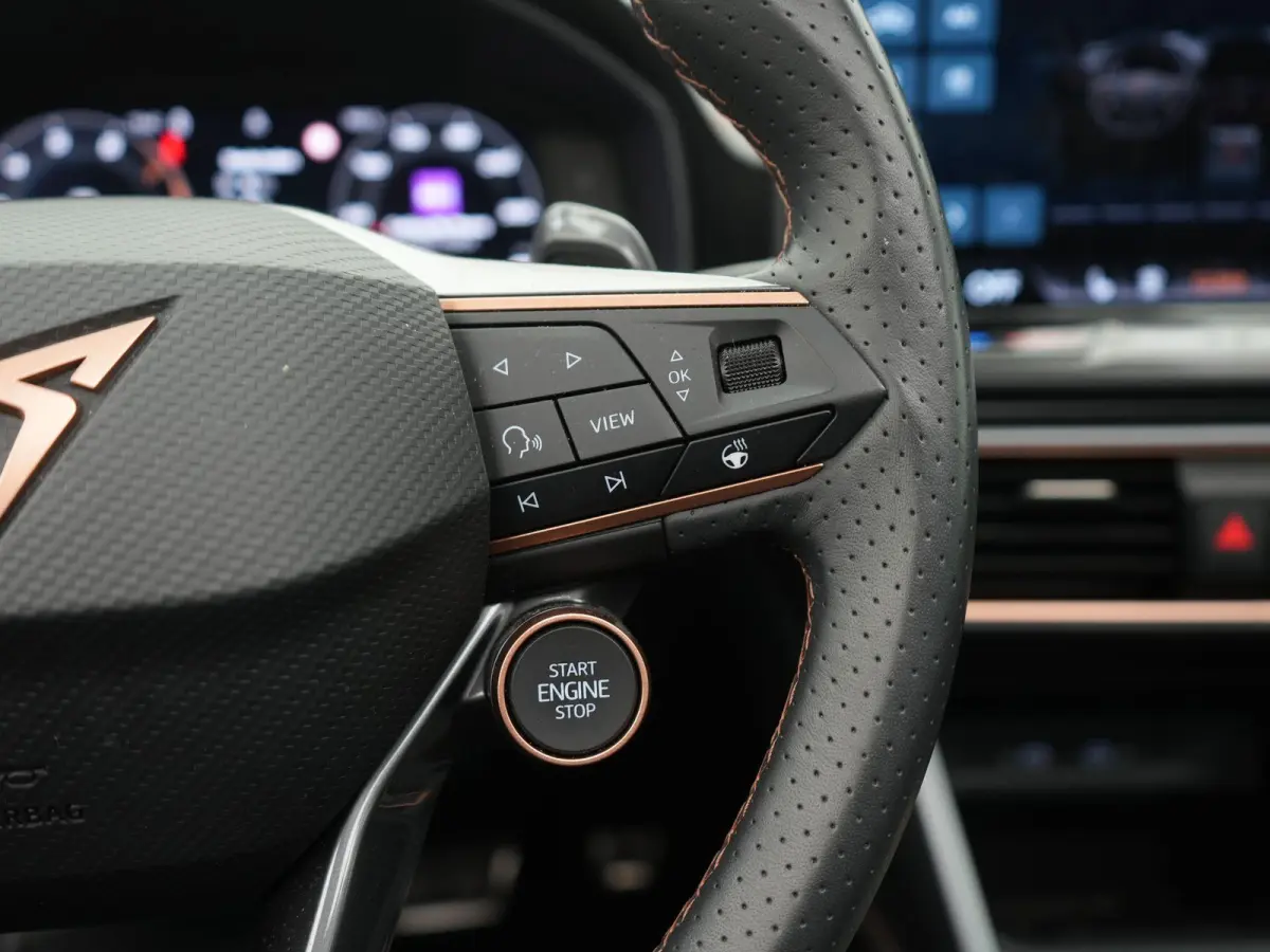 1.5 TSI e-Hybrid VZ Performance AUTOMAAT | PANORAMADAK | WEGKLAPBARE TREKHAAK | ADAPTIEVE CRUISE | SFEERVERLICHTING | ELEKTRISCHE STOEL | 272 PK | STOEL & STUURVERWARMING | CAMERA | NAVIGATI