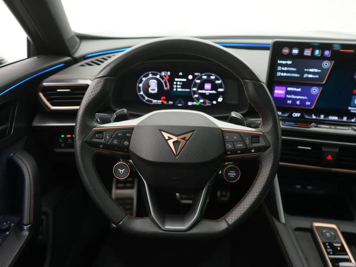1.5 TSI e-Hybrid VZ Performance AUTOMAAT | PANORAMADAK | WEGKLAPBARE TREKHAAK | ADAPTIEVE CRUISE | SFEERVERLICHTING | ELEKTRISCHE STOEL | 272 PK | STOEL & STUURVERWARMING | CAMERA | NAVIGATI