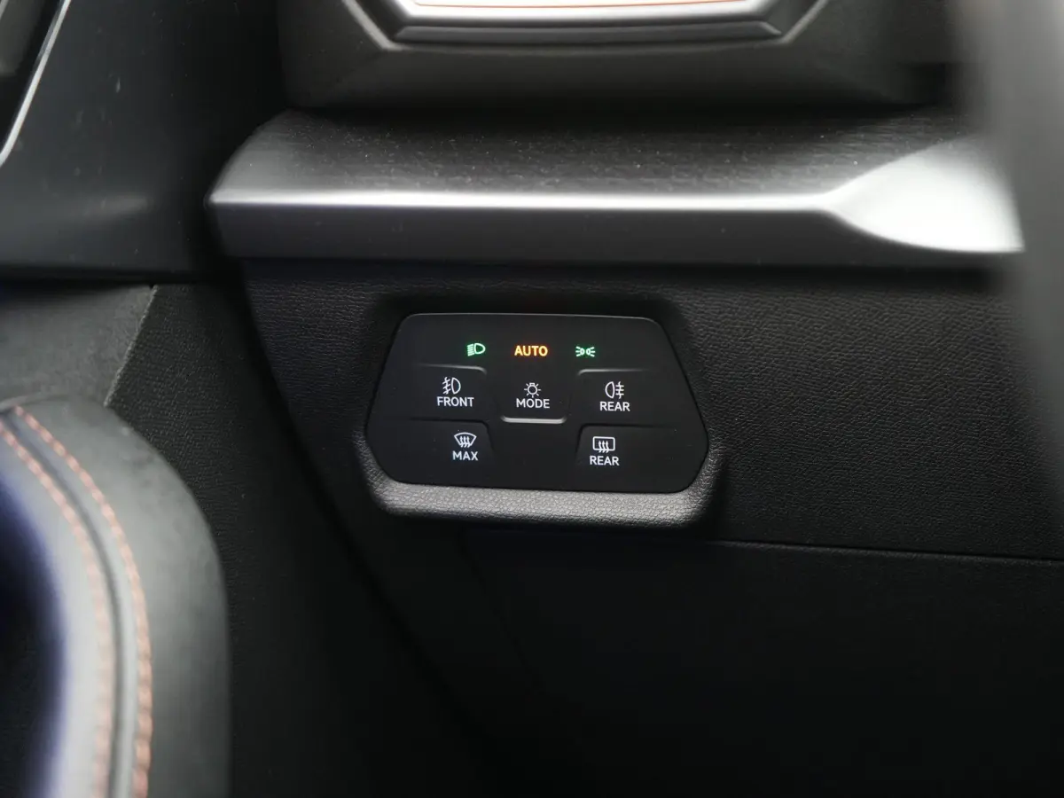 1.5 TSI e-Hybrid VZ Performance AUTOMAAT | PANORAMADAK | WEGKLAPBARE TREKHAAK | ADAPTIEVE CRUISE | SFEERVERLICHTING | ELEKTRISCHE STOEL | 272 PK | STOEL & STUURVERWARMING | CAMERA | NAVIGATI