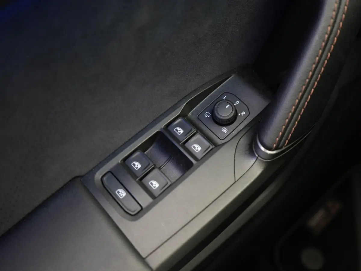 1.5 TSI e-Hybrid VZ Performance AUTOMAAT | PANORAMADAK | WEGKLAPBARE TREKHAAK | ADAPTIEVE CRUISE | SFEERVERLICHTING | ELEKTRISCHE STOEL | 272 PK | STOEL & STUURVERWARMING | CAMERA | NAVIGATI