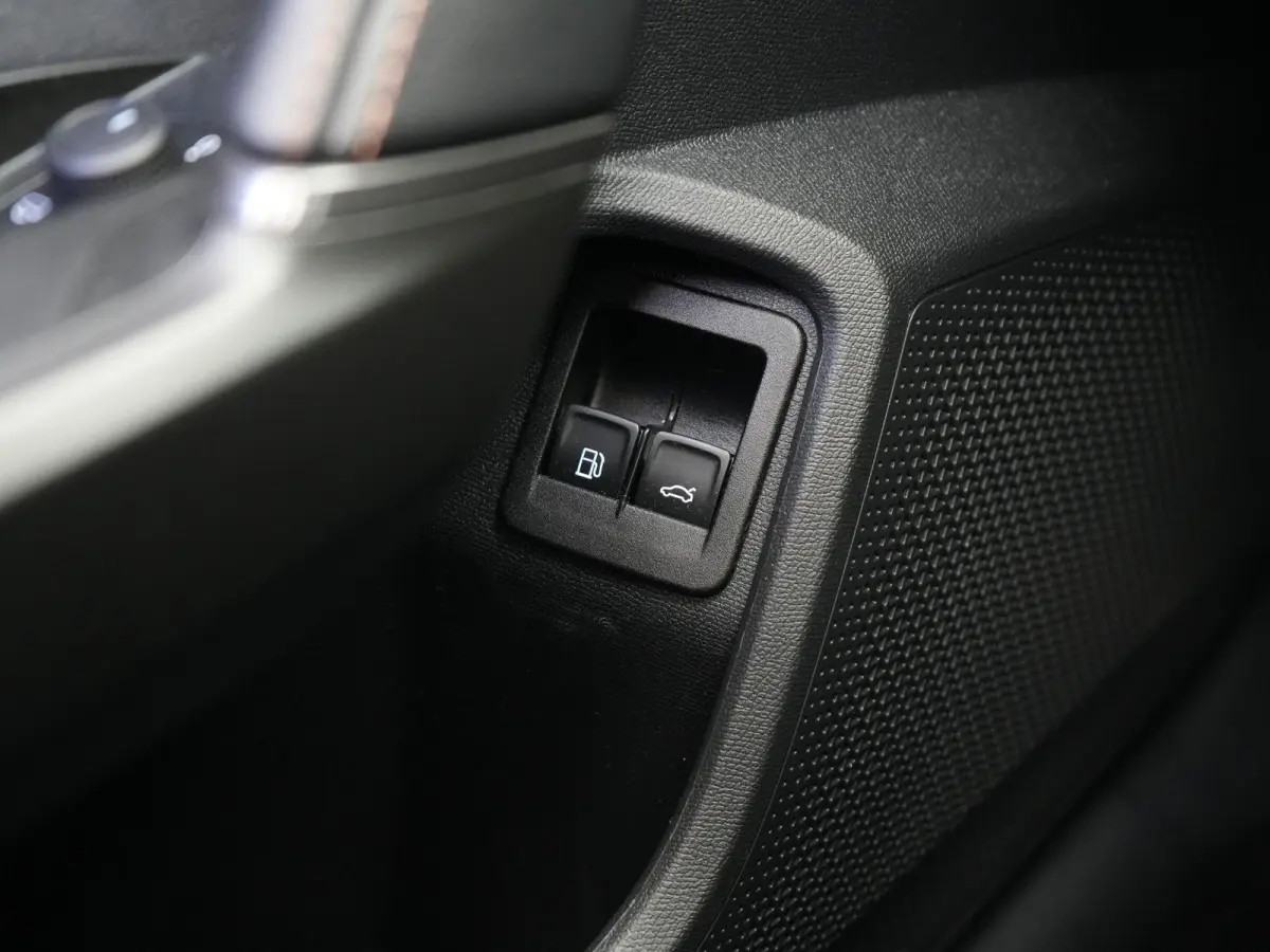 1.5 TSI e-Hybrid VZ Performance AUTOMAAT | PANORAMADAK | WEGKLAPBARE TREKHAAK | ADAPTIEVE CRUISE | SFEERVERLICHTING | ELEKTRISCHE STOEL | 272 PK | STOEL & STUURVERWARMING | CAMERA | NAVIGATI