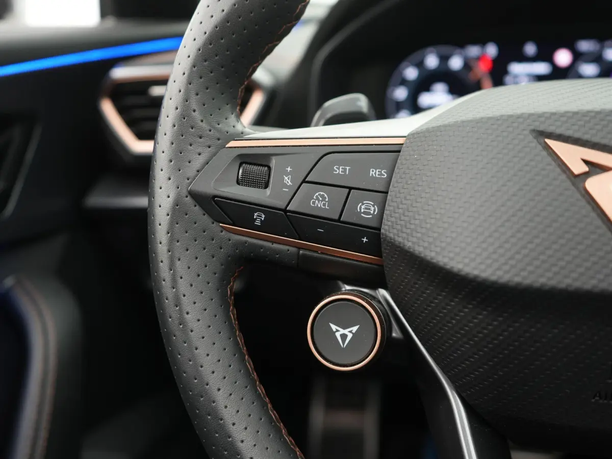 1.5 TSI e-Hybrid VZ Performance AUTOMAAT | PANORAMADAK | WEGKLAPBARE TREKHAAK | ADAPTIEVE CRUISE | SFEERVERLICHTING | ELEKTRISCHE STOEL | 272 PK | STOEL & STUURVERWARMING | CAMERA | NAVIGATI