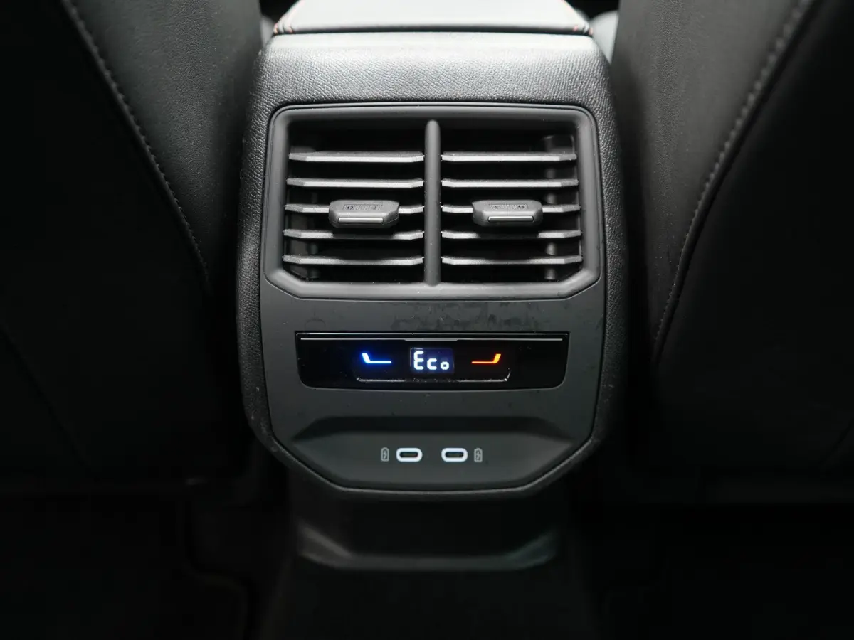 1.5 TSI e-Hybrid VZ Performance AUTOMAAT | PANORAMADAK | WEGKLAPBARE TREKHAAK | ADAPTIEVE CRUISE | SFEERVERLICHTING | ELEKTRISCHE STOEL | 272 PK | STOEL & STUURVERWARMING | CAMERA | NAVIGATI