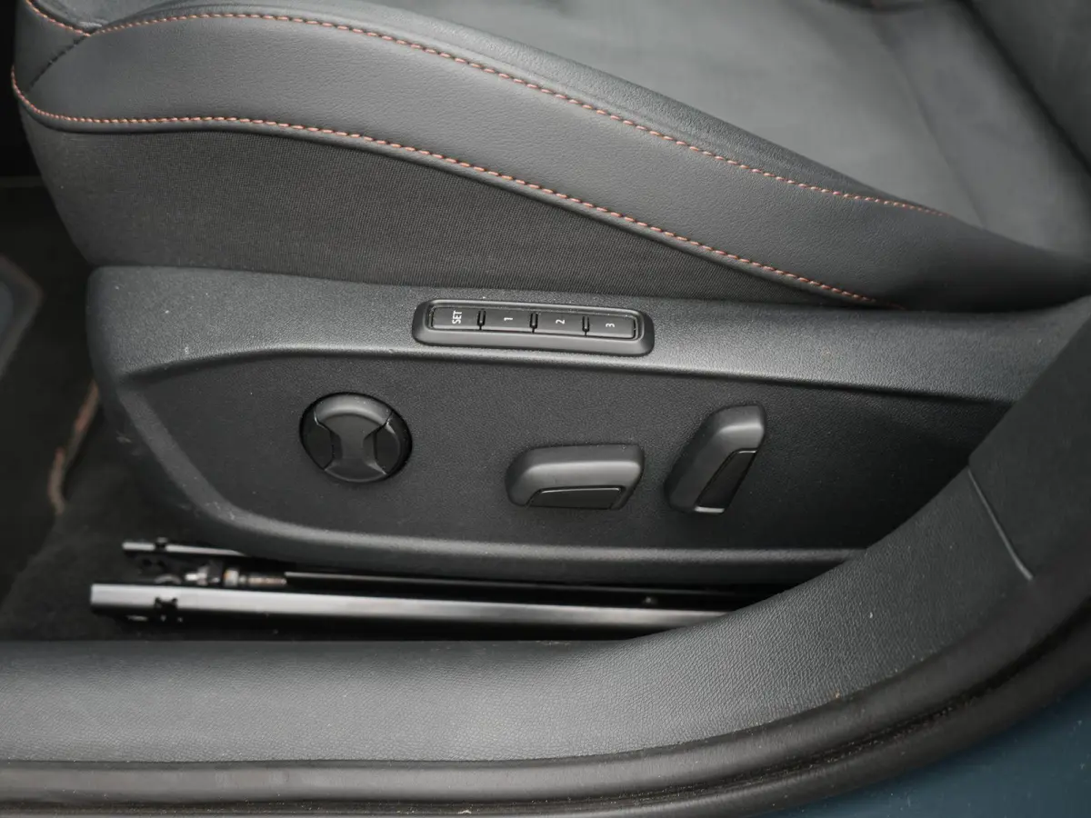 1.5 TSI e-Hybrid VZ Performance AUTOMAAT | PANORAMADAK | WEGKLAPBARE TREKHAAK | ADAPTIEVE CRUISE | SFEERVERLICHTING | ELEKTRISCHE STOEL | 272 PK | STOEL & STUURVERWARMING | CAMERA | NAVIGATI