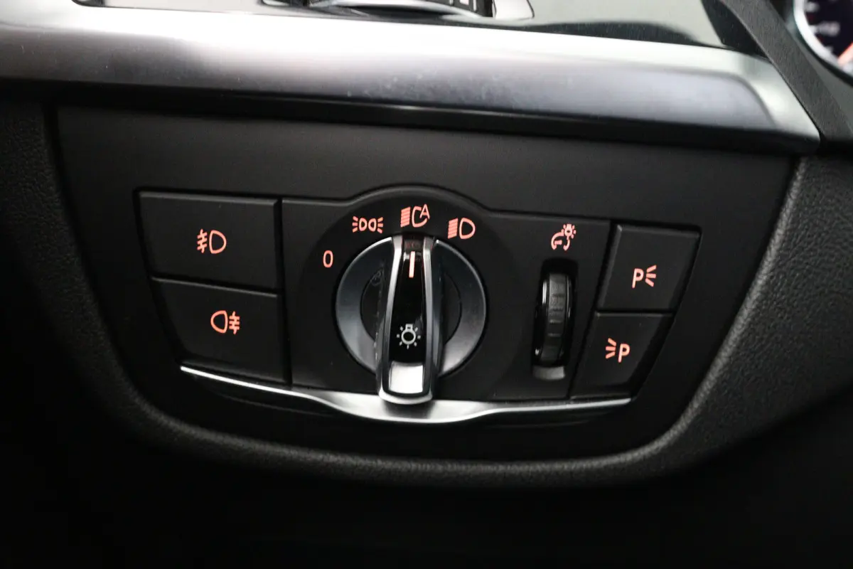sDrive20i Launch Edition High Executive | Dealer Onderhouden! | Open Dak | Leder | Stuur/Stoelverwamring | LED | Camera | HUD | Clima | Navi | Cruis Control | 20 Inch LMV