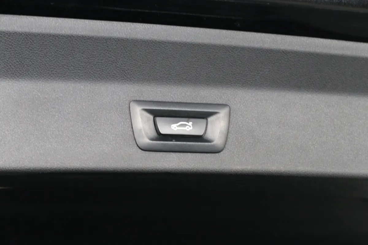 sDrive20i Launch Edition High Executive | Dealer Onderhouden! | Open Dak | Leder | Stuur/Stoelverwamring | LED | Camera | HUD | Clima | Navi | Cruis Control | 20 Inch LMV