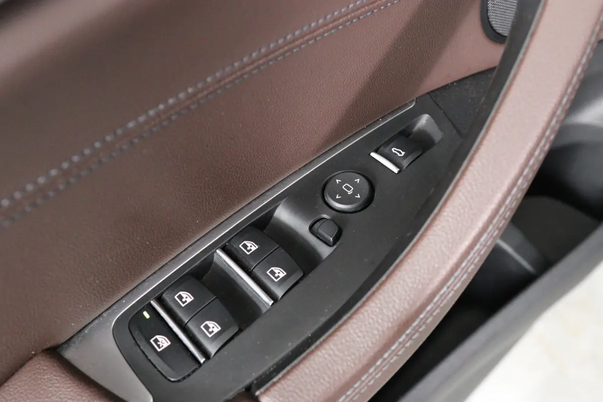 sDrive20i Launch Edition High Executive | Dealer Onderhouden! | Open Dak | Leder | Stuur/Stoelverwamring | LED | Camera | HUD | Clima | Navi | Cruis Control | 20 Inch LMV