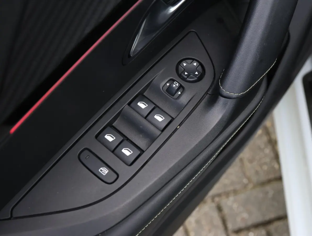 1.2 130pk Automaat GT-Line Navigatie |  Schuif/-kanteldak | Achteruitrijcamera | Stoelverwarming | Keyless | Climate Control | Cruise Control | Parkeersensoren v+a | Full Led koplampen | 3D 