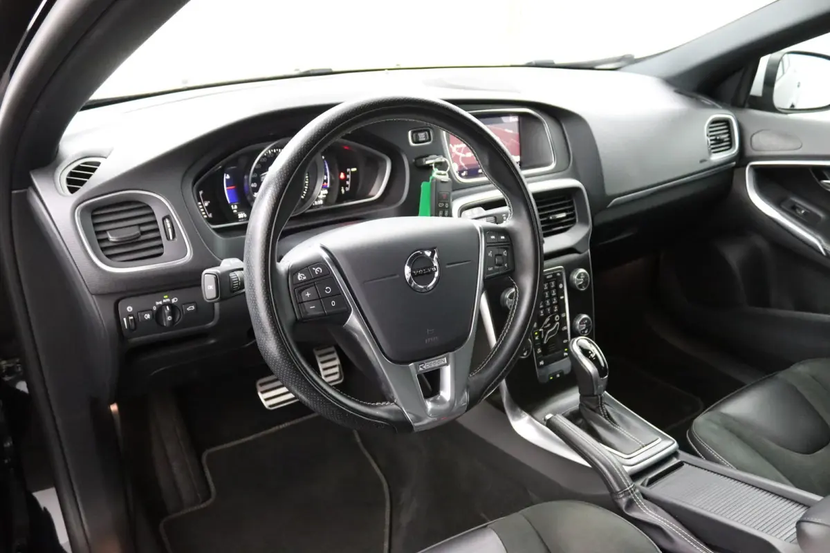 T3 Polar+ Sport R-Design | Panoramadak | Harman Kardon | Camera | Parkeersensoren | Stoelverwarming |