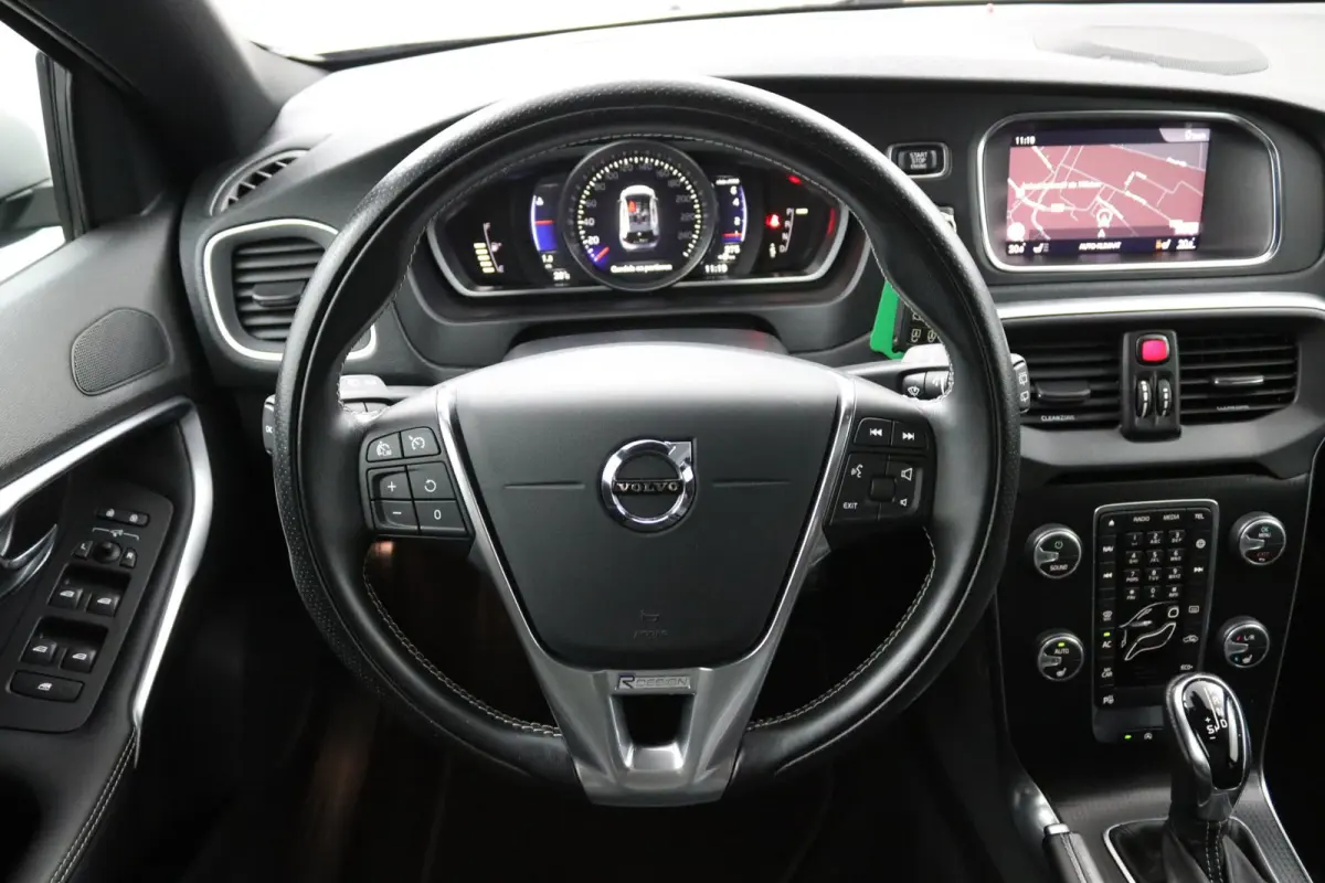 T3 Polar+ Sport R-Design | Panoramadak | Harman Kardon | Camera | Parkeersensoren | Stoelverwarming |