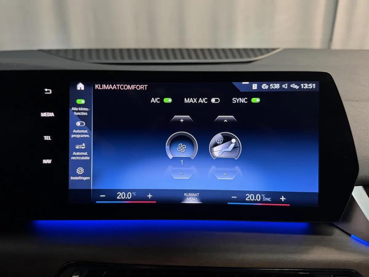 225e xDrive Luxury Line 17"/Leder + memory/Panoramadak/Camera/Apple Carplay & Android Auto