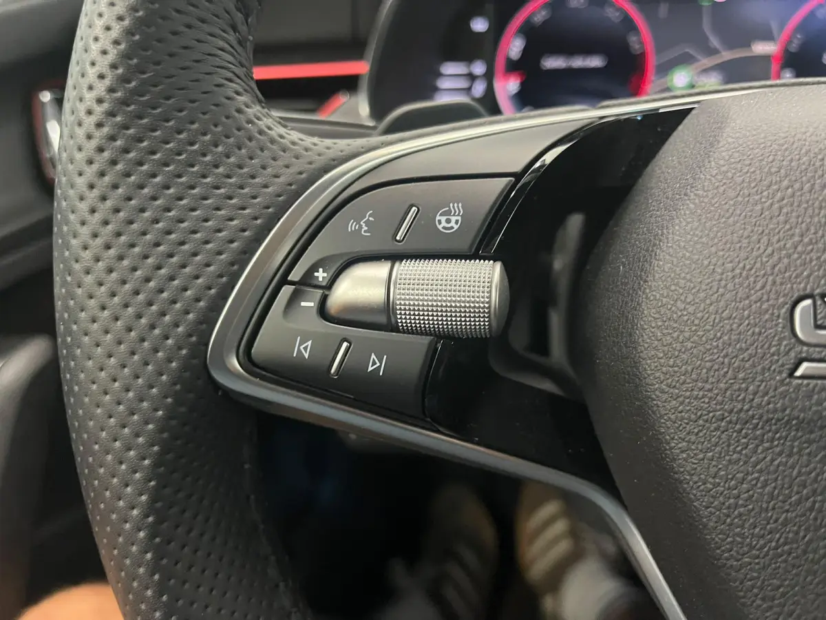 1.5 TSI Monte Carlo 150PK Panoramadak Wegklapbare trekhaak Navigatie Apple Carplay Android Auto Camera Parkeerhulp Adaptive Cruise Control Stoel- en stuurverwarming Virtual Cockpit Full Led 