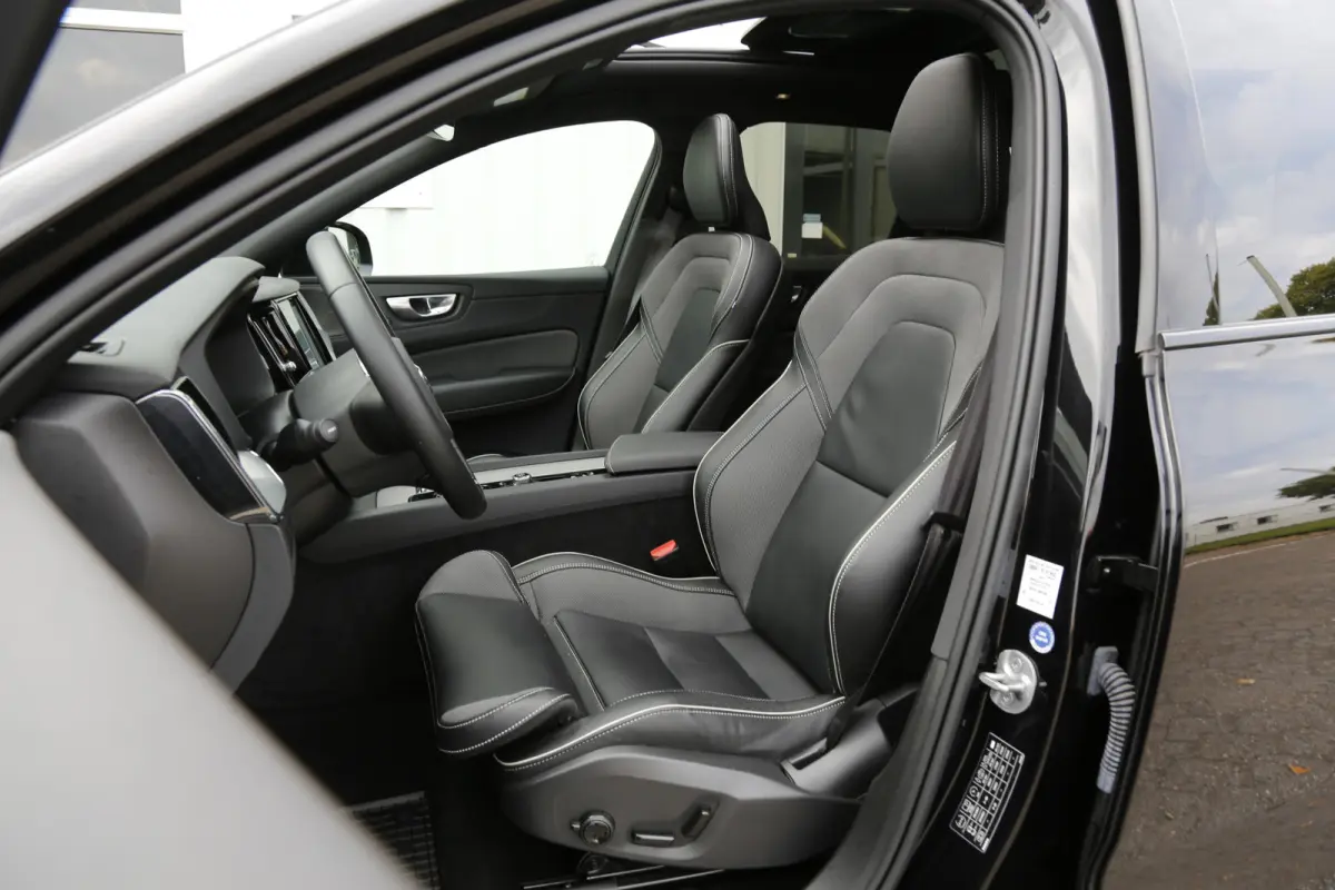 2.0 T6 Plug-in hybrid Long Range AWD Plus Dark*Perfect Volvo Onderh.*Pano/Elek. Trekhaak/R-Design Stoelen/Stoelverw.V+A/Stuurverw./ACC/Pilot ass./360 Camera/Memorie/BLIS/Parkeersens.V+A/21 i