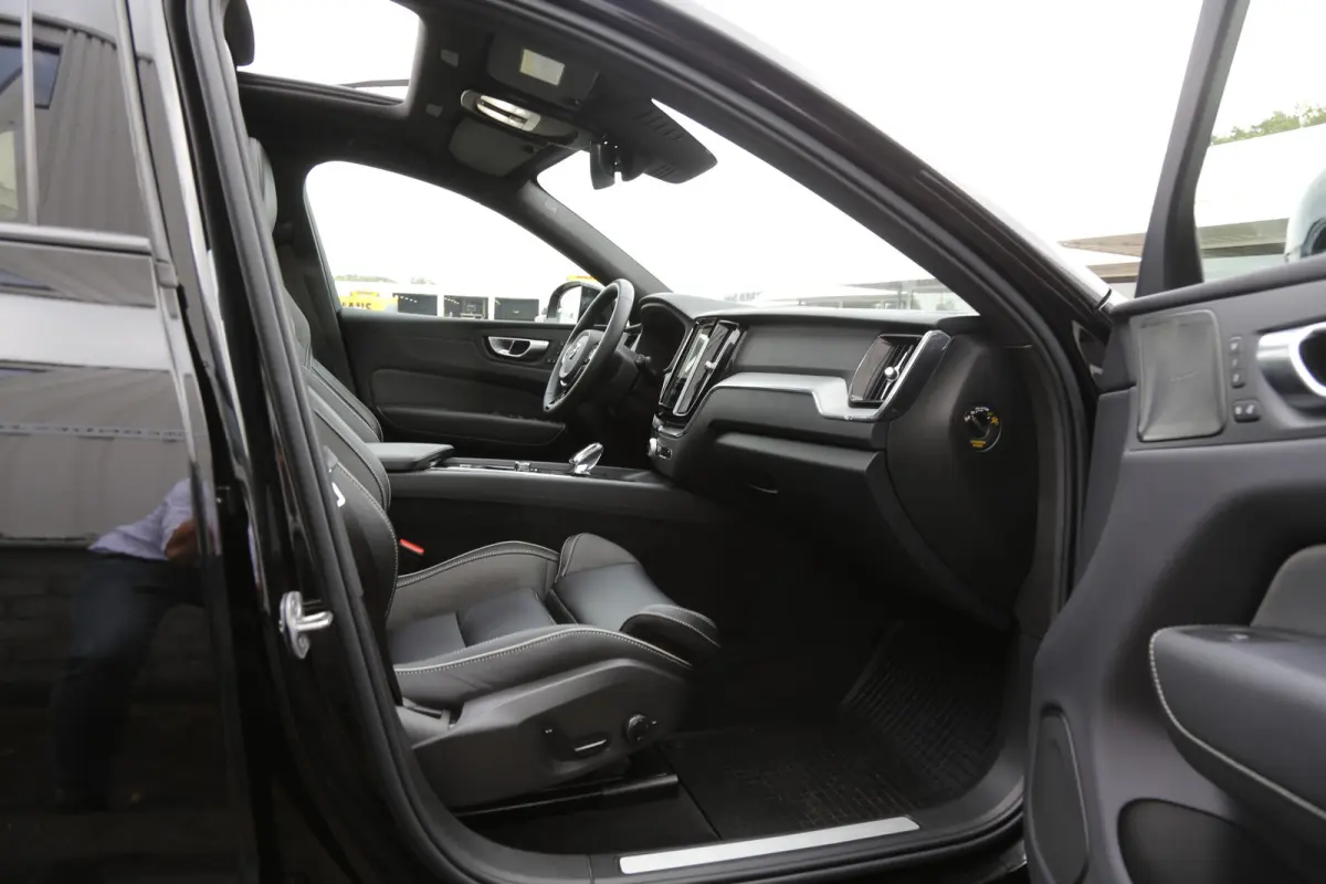2.0 T6 Plug-in hybrid Long Range AWD Plus Dark*Perfect Volvo Onderh.*Pano/Elek. Trekhaak/R-Design Stoelen/Stoelverw.V+A/Stuurverw./ACC/Pilot ass./360 Camera/Memorie/BLIS/Parkeersens.V+A/21 i