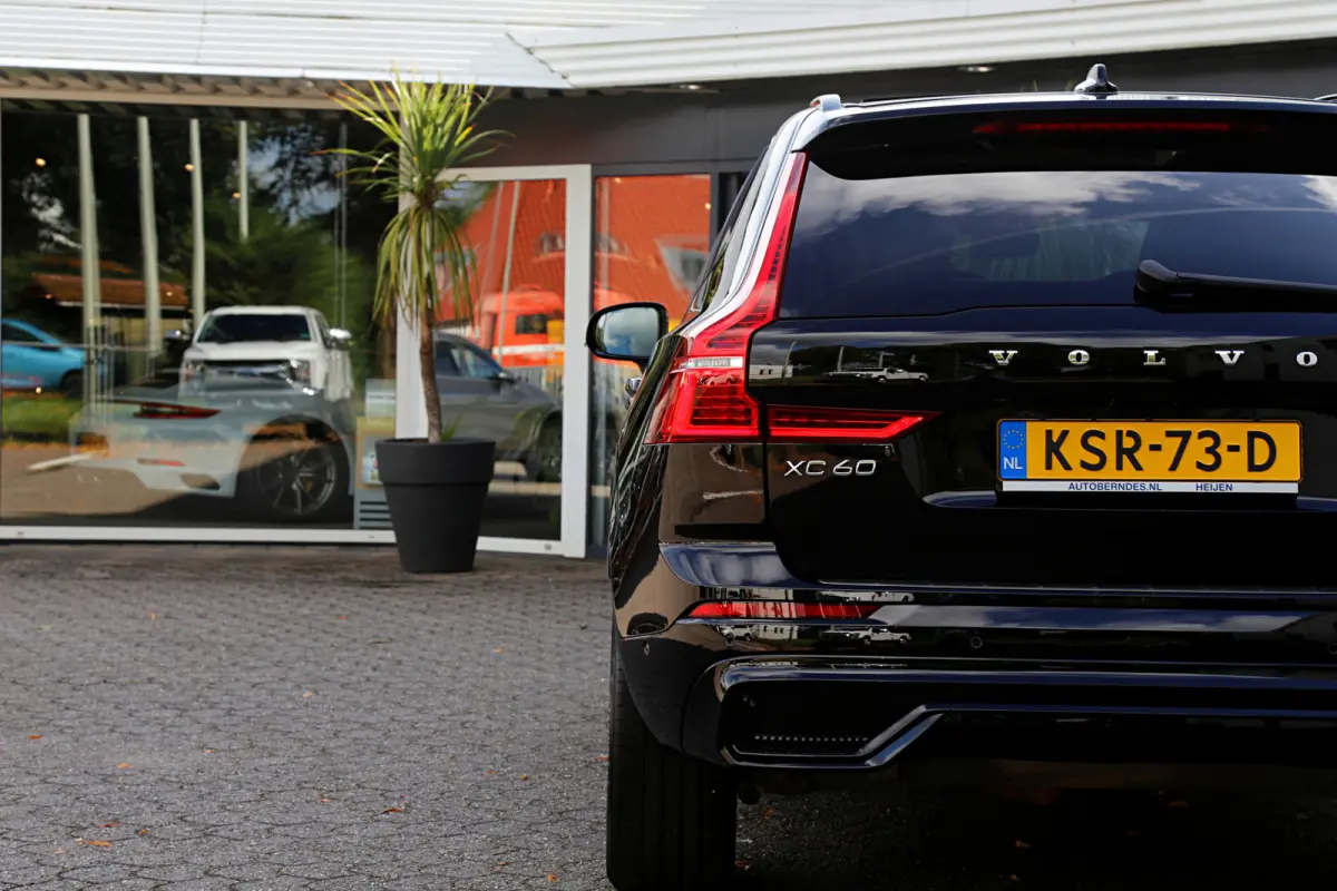 2.0 T6 Plug-in hybrid Long Range AWD Plus Dark*Perfect Volvo Onderh.*Pano/Elek. Trekhaak/R-Design Stoelen/Stoelverw.V+A/Stuurverw./ACC/Pilot ass./360 Camera/Memorie/BLIS/Parkeersens.V+A/21 i