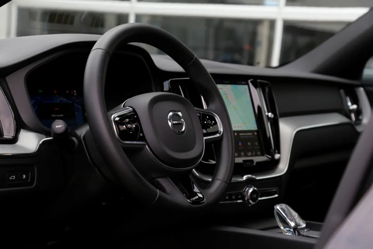 2.0 T6 Plug-in hybrid Long Range AWD Plus Dark*Perfect Volvo Onderh.*Pano/Elek. Trekhaak/R-Design Stoelen/Stoelverw.V+A/Stuurverw./ACC/Pilot ass./360 Camera/Memorie/BLIS/Parkeersens.V+A/21 i