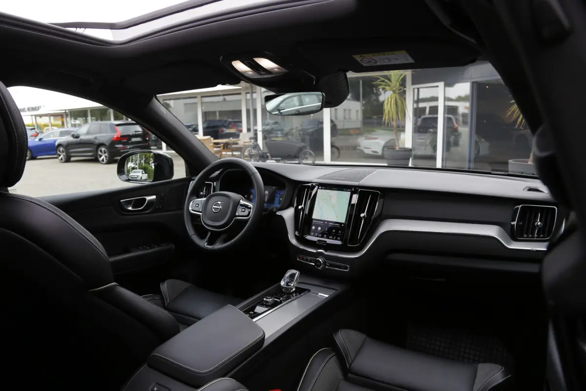 2.0 T6 Plug-in hybrid Long Range AWD Plus Dark*Perfect Volvo Onderh.*Pano/Elek. Trekhaak/R-Design Stoelen/Stoelverw.V+A/Stuurverw./ACC/Pilot ass./360 Camera/Memorie/BLIS/Parkeersens.V+A/21 i