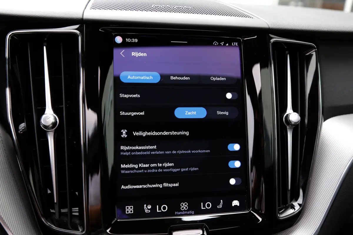 2.0 T6 Plug-in hybrid Long Range AWD Plus Dark*Perfect Volvo Onderh.*Pano/Elek. Trekhaak/R-Design Stoelen/Stoelverw.V+A/Stuurverw./ACC/Pilot ass./360 Camera/Memorie/BLIS/Parkeersens.V+A/21 i
