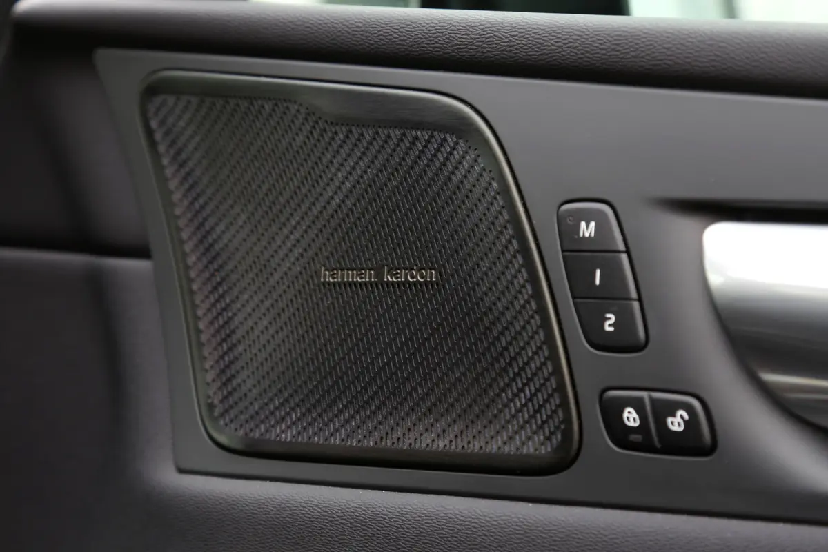 2.0 T6 Plug-in hybrid Long Range AWD Plus Dark*Perfect Volvo Onderh.*Pano/Elek. Trekhaak/R-Design Stoelen/Stoelverw.V+A/Stuurverw./ACC/Pilot ass./360 Camera/Memorie/BLIS/Parkeersens.V+A/21 i