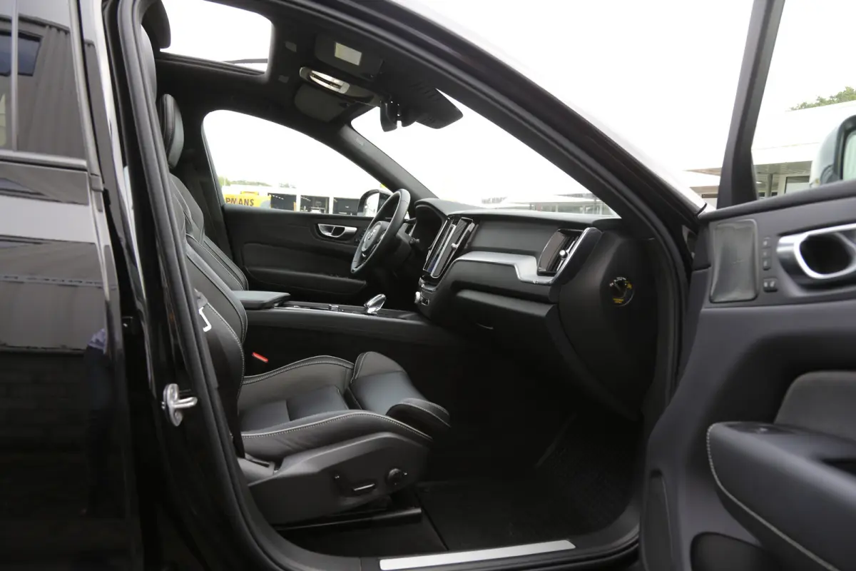 2.0 T6 Plug-in hybrid Long Range AWD Plus Dark*Perfect Volvo Onderh.*Pano/Elek. Trekhaak/R-Design Stoelen/Stoelverw.V+A/Stuurverw./ACC/Pilot ass./360 Camera/Memorie/BLIS/Parkeersens.V+A/21 i