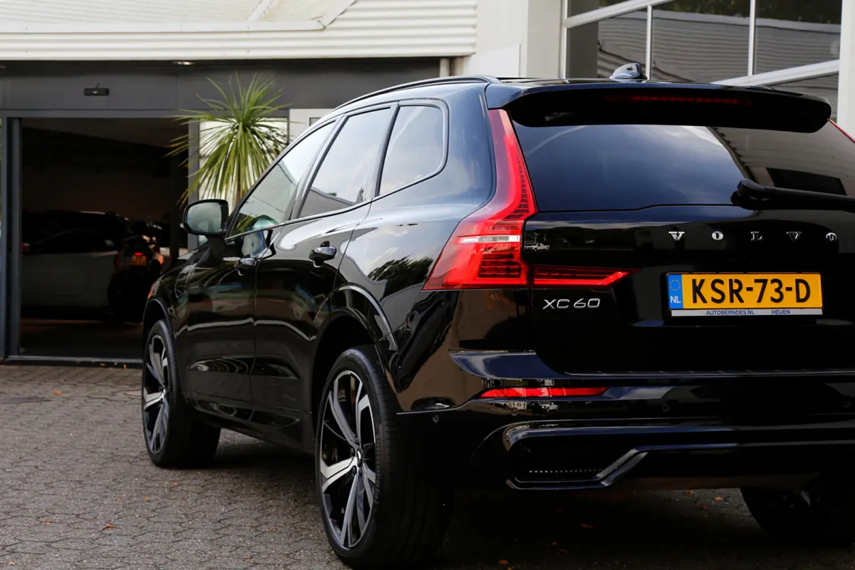 2.0 T6 Plug-in hybrid Long Range AWD Plus Dark*Perfect Volvo Onderh.*Pano/Elek. Trekhaak/R-Design Stoelen/Stoelverw.V+A/Stuurverw./ACC/Pilot ass./360 Camera/Memorie/BLIS/Parkeersens.V+A/21 i