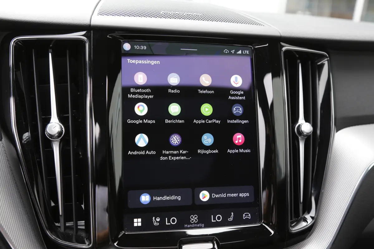 2.0 T6 Plug-in hybrid Long Range AWD Plus Dark*Perfect Volvo Onderh.*Pano/Elek. Trekhaak/R-Design Stoelen/Stoelverw.V+A/Stuurverw./ACC/Pilot ass./360 Camera/Memorie/BLIS/Parkeersens.V+A/21 i