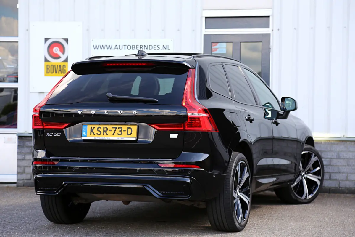 2.0 T6 Plug-in hybrid Long Range AWD Plus Dark*Perfect Volvo Onderh.*Pano/Elek. Trekhaak/R-Design Stoelen/Stoelverw.V+A/Stuurverw./ACC/Pilot ass./360 Camera/Memorie/BLIS/Parkeersens.V+A/21 i