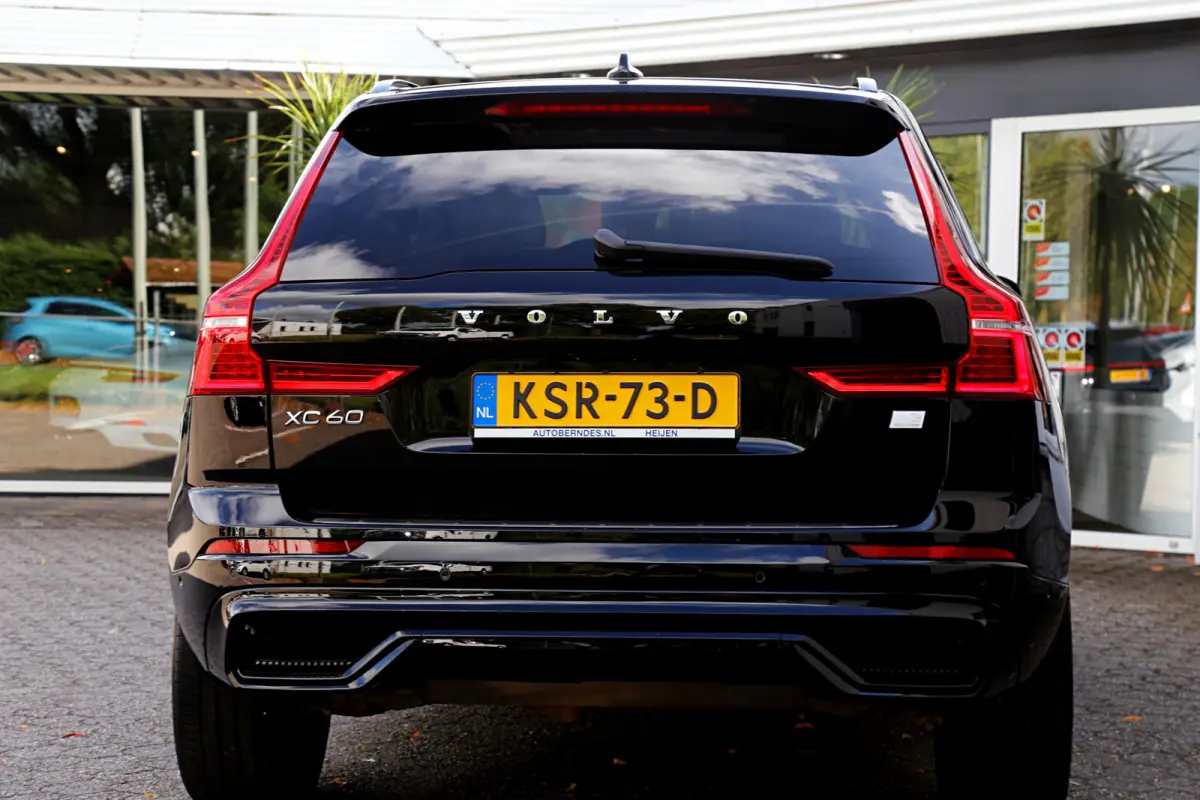 2.0 T6 Plug-in hybrid Long Range AWD Plus Dark*Perfect Volvo Onderh.*Pano/Elek. Trekhaak/R-Design Stoelen/Stoelverw.V+A/Stuurverw./ACC/Pilot ass./360 Camera/Memorie/BLIS/Parkeersens.V+A/21 i