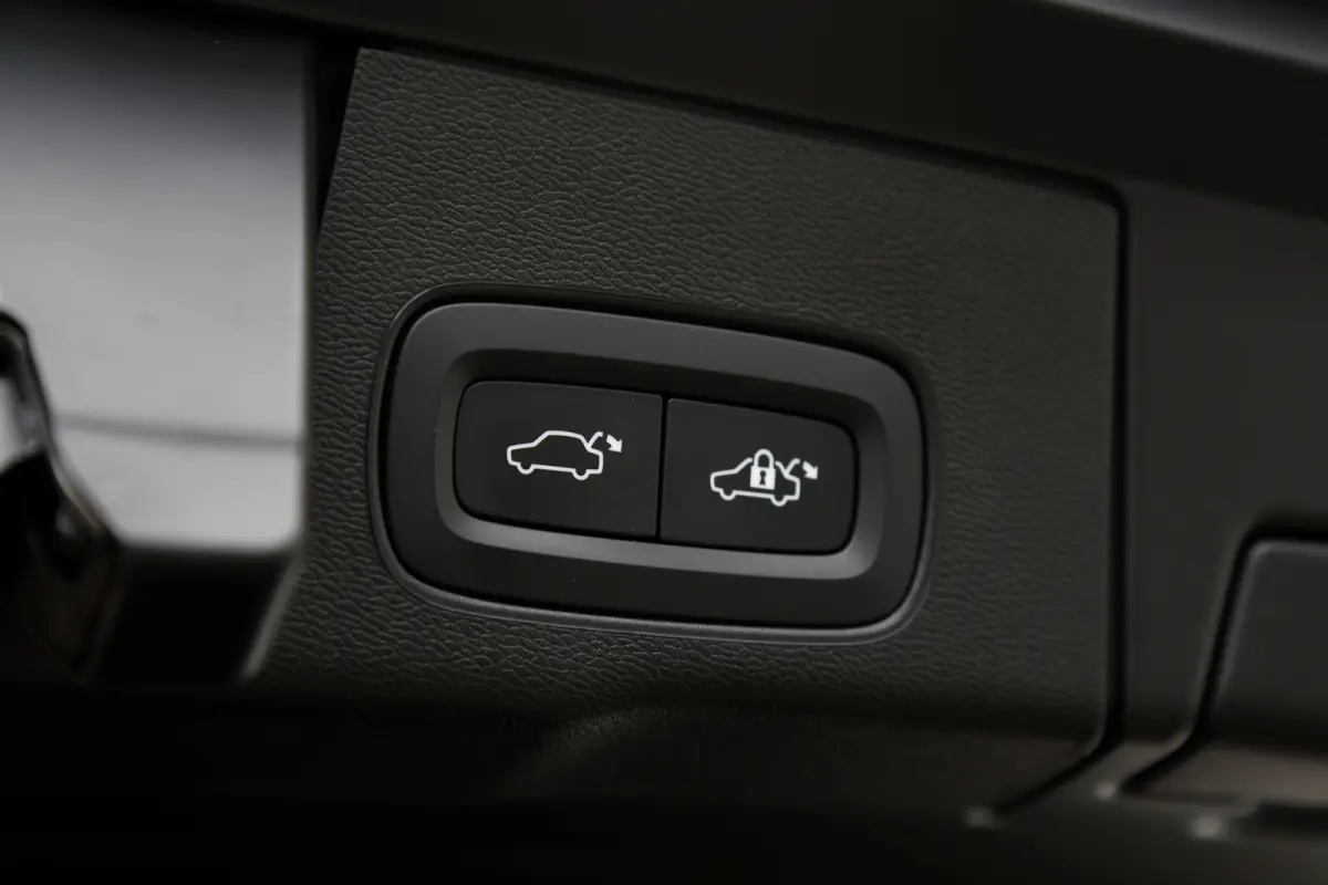 2.0 T6 Plug-in hybrid Long Range AWD Plus Dark*Perfect Volvo Onderh.*Pano/Elek. Trekhaak/R-Design Stoelen/Stoelverw.V+A/Stuurverw./ACC/Pilot ass./360 Camera/Memorie/BLIS/Parkeersens.V+A/21 i